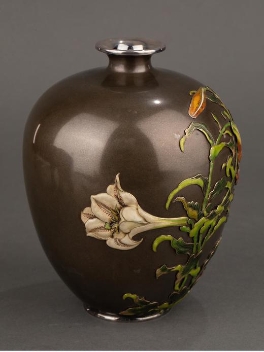 独角鹿西洋古董日本明治时期工匠高崎光一签名创作出品百合花主题镀银精雕装饰珐琅彩绘赤铜花瓶 商品图1