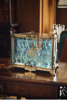 独角鹿西洋古董法国著名水晶工坊巴卡拉出品铜鎏金银精雕烈酒箱及支架配描金花押字母纹蓝色水晶酒具套件