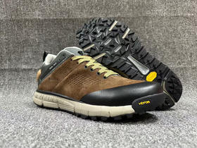 全新 正品丹纳 防水防滑轻量户外徒步鞋，棕色 
码数 40/41/42/43/44/45
全新货品 盒装，数量不多
原价1600