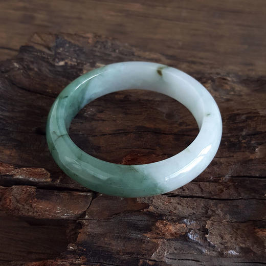【天然正品】A货翡翠天然细腻正桩糯种半山半水飘花56号翡翠手镯青白含绿 女士 280325AH23 现售价：1680 商品图7