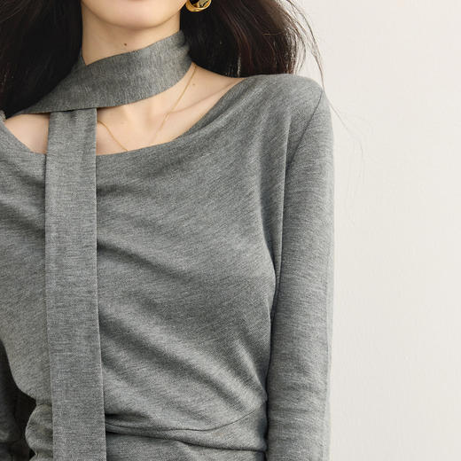 【09/10新品】熙世界灰色针织连衣裙女士设计感气质挂脖荡领长裙子2025秋季新款 商品图4