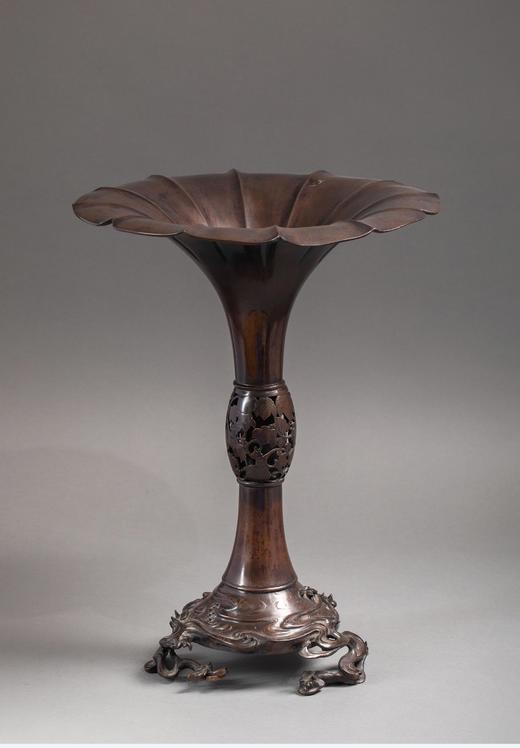 独角鹿西洋古董日本明治时期東都秀光監製签名出品浪涛葡萄主题细颈敞口赤铜精雕花瓶 商品图1