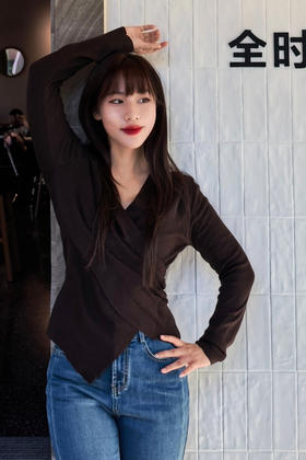 逸红颜明月优选#交叉不对称围裹式上衣『静秋』V领收腰修身针织衫，穿出优雅天鹅颈