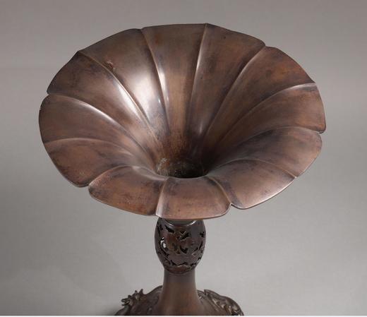 独角鹿西洋古董日本明治时期東都秀光監製签名出品浪涛葡萄主题细颈敞口赤铜精雕花瓶 商品图2