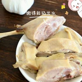 【金陵盐水鸭腿】非遗美食，千年古法秘制，老卤熬制，入口有嚼劲，肥而不腻、香鲜味美，十二时辰的匠心淬炼“炒盐腌、清卤浸、文火焖”三艺九序，缺一不可，直接切片装盘，简单美味哦