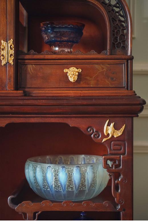 独角鹿西洋古董 法国出品VIARDOT东方风格瑞兽主题铜鎏金精雕装饰卷叶回纹梧桐木精雕多宝阁式展柜 商品图4