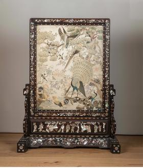 独角鹿西洋古董中国出品木框螺钿镶嵌屏开富贵主题粤绣插屏艺术摆件