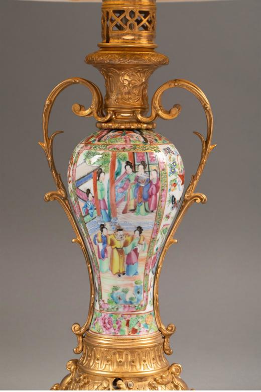 独角鹿西洋古董法国出品古典卷叶纹铜鎏金精雕底座嵌东方花鸟人物主题广彩瓷瓶装饰布面百褶灯罩台灯一对 商品图3