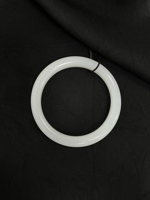 【于田产和田玉95料羊脂手镯】54圈口，33克，出证书，发货1~5天，48小时鉴赏期 商品图0