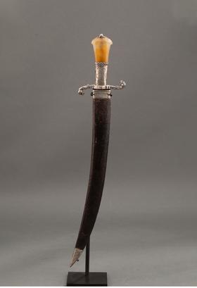 独角鹿西洋古董英国出品皮革刀鞘犬首花卉主题纯银精雕嵌玛瑙刀柄装饰卷叶纹镀金钢制刀刃狩猎弯刀【未开刃】