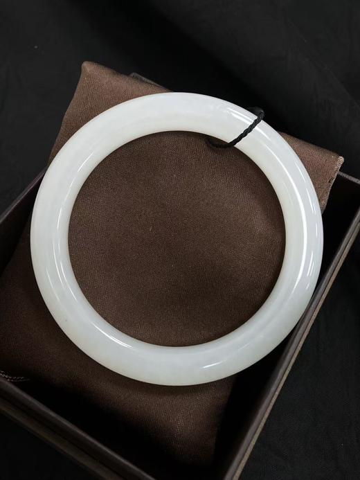 【于田产和田玉95料羊脂手镯】56圈口，45克，出证书，发货1~5天，48小时鉴赏期 商品图2