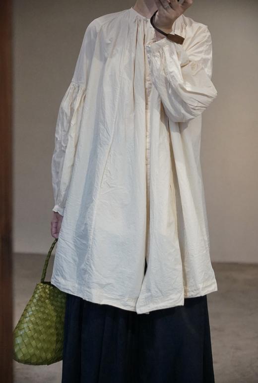 CASEY/CASEY 米色圆领纸感薄长款衬衫 商品图0