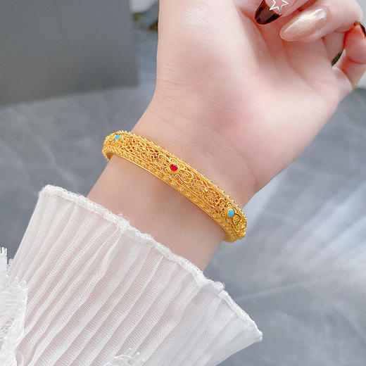 【限时克减150元】足金999.9 #低温珐琅 #复古风 古法镂空花丝蝴蝶结大皇后固口手镯（面宽约8.9-9.3mm）(ANWGFSZ00900-1)预售产品下单后不退款不退货不换货不补差价 商品图3