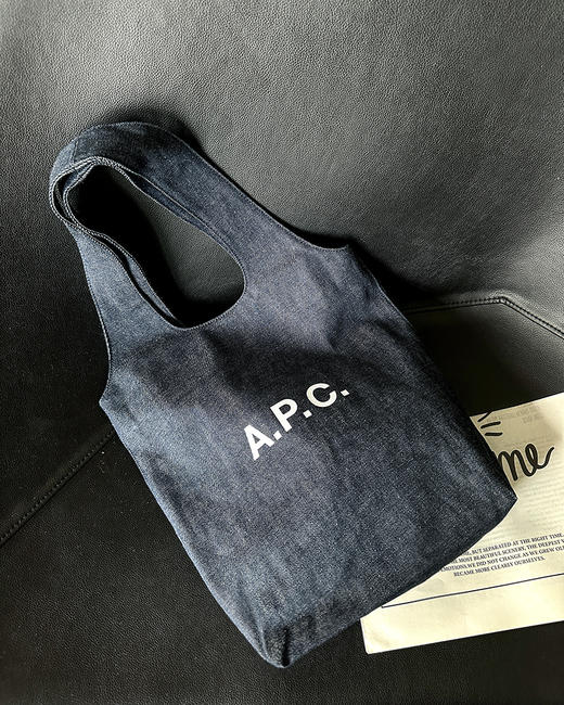 现货 THS-无  APC家 源尾必入 丹宁牛仔外套QF093+简约通勤牛仔包 CQ1414 棒球帽 CN211 商品图9