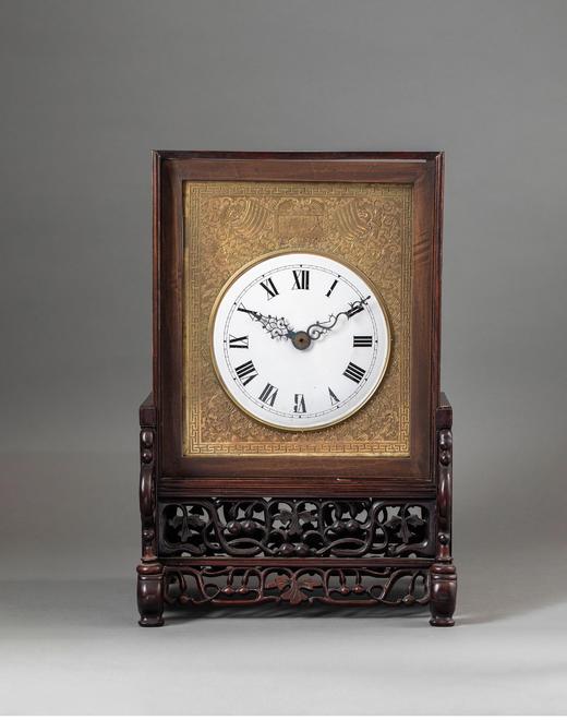 中国古董 中国清代出品藤蔓卷叶纹红木镂雕镶嵌缠枝花卉主题铜鎏金精雕插屏钟 商品图0