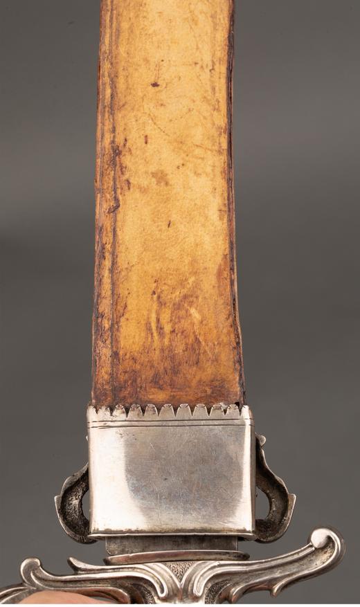 欧洲回流 荷兰出品羊皮纸木芯剑鞘洛可可风格卷叶人面主题纯银精雕刀柄装饰钢制刀刃狩猎弯刀[未开刃] 商品图4