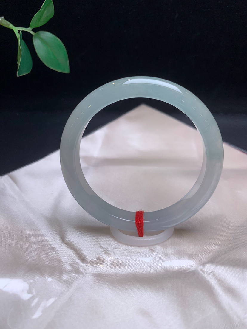 620739，54.5冰晴细条正圈，9.6-7.8mm 整条冰冰的，纯净干净，一截略带晴底色，秀气完美