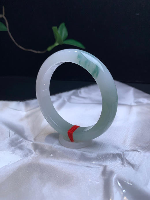 620737，52.6 飘花正圈手镯，11.9-8.8mm，牛奶白飘花镯子，腕间的山水。每一次转动手腕，犹如一抹游走的山水诗话 商品图3