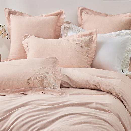 多喜爱 全棉磨毛床上用品四件套 {纹本无界系列}秋日暖意/格列尔特/玫瑰忆梦hl 【新疆棉磨毛】【柔暖触肤】【精美礼盒】【精致刺绣】温暖舒适 手感细腻 商品图6