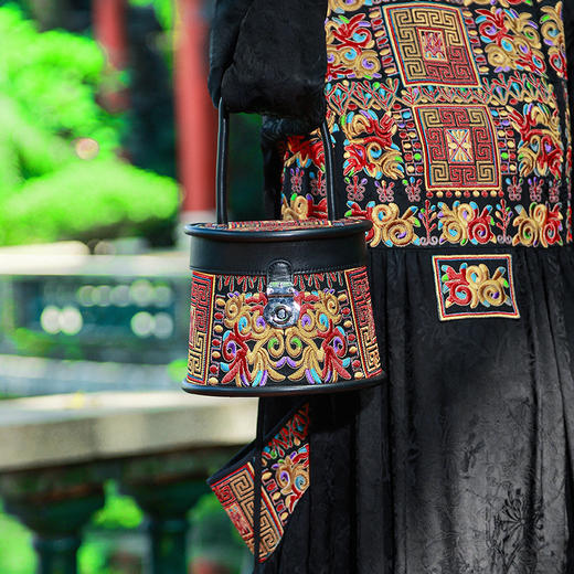 【经典绣花】鹤颜归水桶手提包 | 现货加急发 商品图2