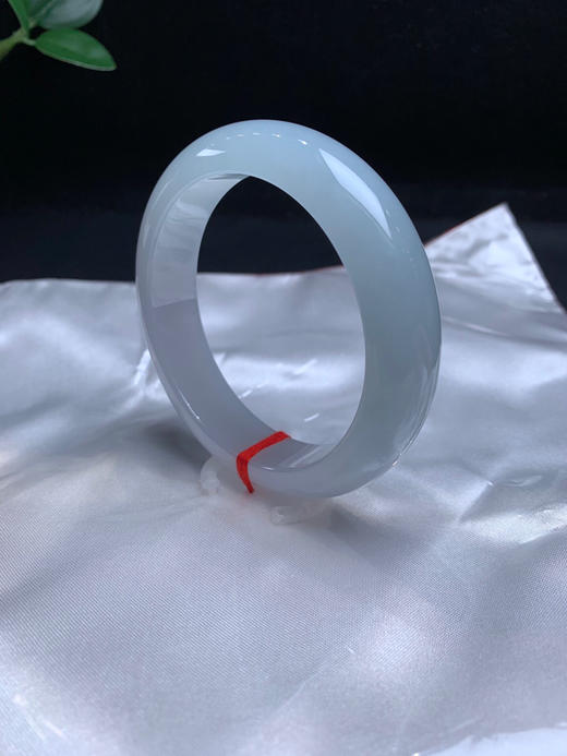 620738，55.8 晴底宽版正圈手镯，14.3-8.5mm，宽版手镯、整条带浅浅的底色，底子均匀干净完美，上手很大气！ 商品图1