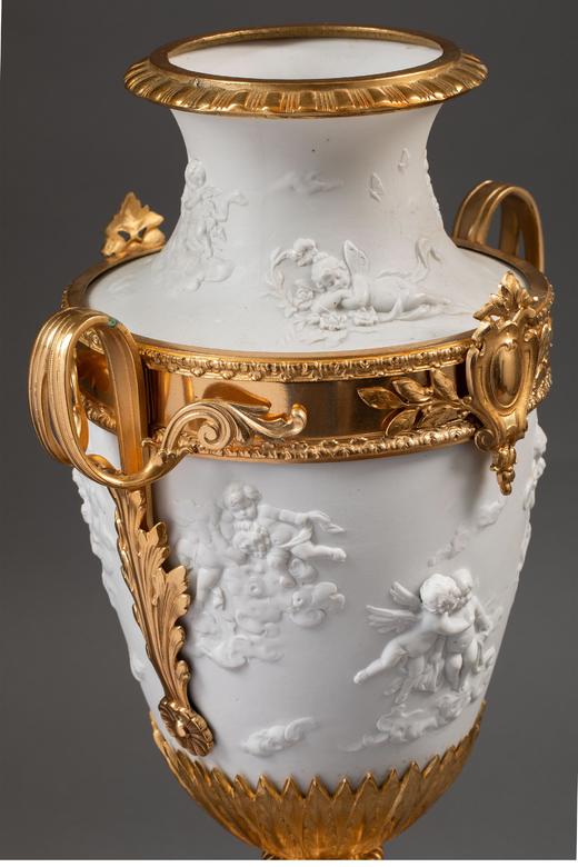 独角鹿西洋古董法国出品花叶纹铜鎏金精雕装饰神话小天使主题素胎瓷浮雕双耳花瓶一对 商品图3