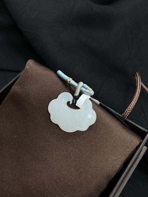 【于田产和田玉95料羊脂白平安锁】25*19，5克，出证书，发货1~5天，48小时鉴赏期 商品图1