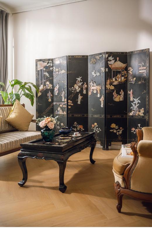 【已售】独角鹿西洋古董20世纪中国出品「庭院仕女」主题黑漆描金装饰寿山石镶嵌双面六曲隔断装饰屏风 商品图0