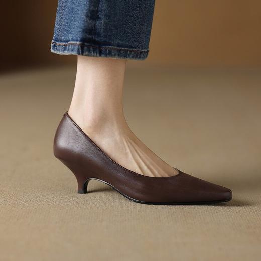 【预售5天】新款简约头层小牛皮尖头浅口单鞋三色通勤职业女鞋DMJFG&82659F 商品图4
