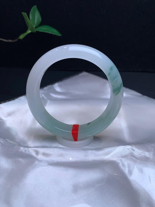 620737，52.6 飘花正圈手镯，11.9-8.8mm，牛奶白飘花镯子，腕间的山水。每一次转动手腕，犹如一抹游走的山水诗话 商品图2