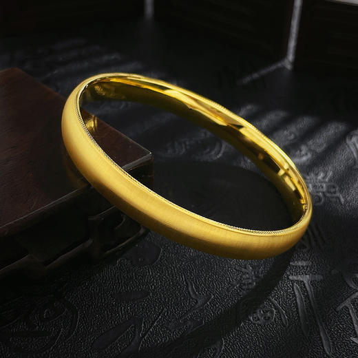 【限时克减150元】足金 无氰5D硬金固口丝绒泥鳅背手镯（面宽约7.5-7.9mm）(AR5DSZ00077-2))预售产品下单后不退款不退货不换货不补差价 商品图1