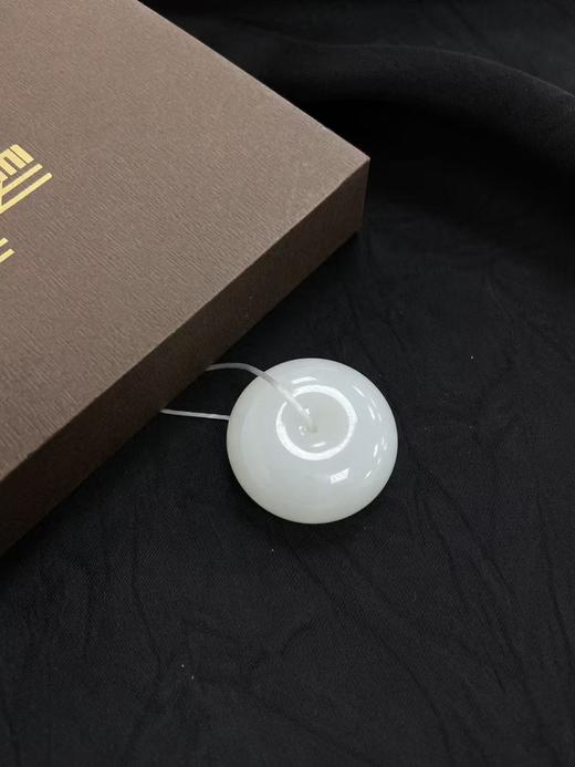 【于田产和田玉95料羊脂平安扣】19#，6.4克，出证书，发货1~5天，48小时鉴赏期 商品图0