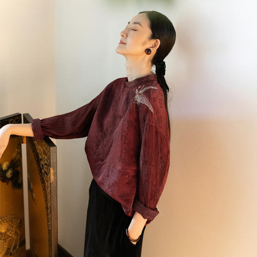 牧衣游原创 丝麻提花手工刺绣套头衫秋拼接东方复古红色上衣 尽染 商品图0