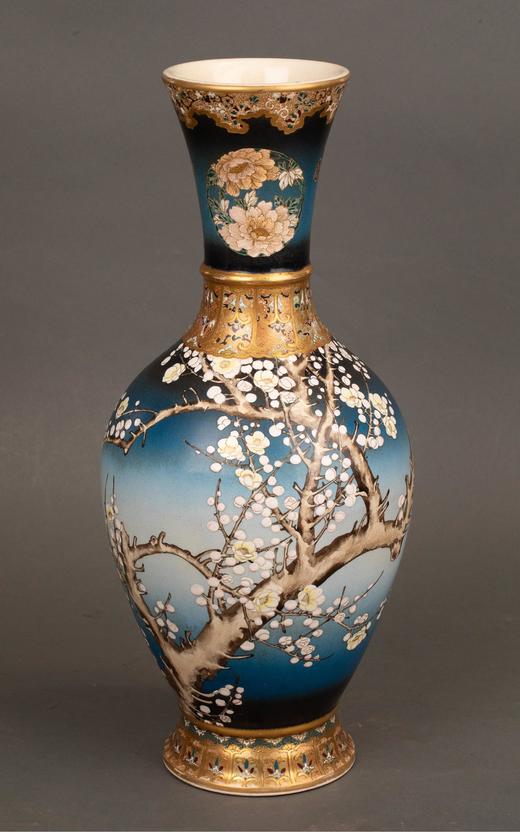 独角鹿西洋古董1900年代日本明治时期出品京都錦光山制款梅花牡丹纹主题蓝地描金彩绘萨摩烧花瓶一对 商品图2