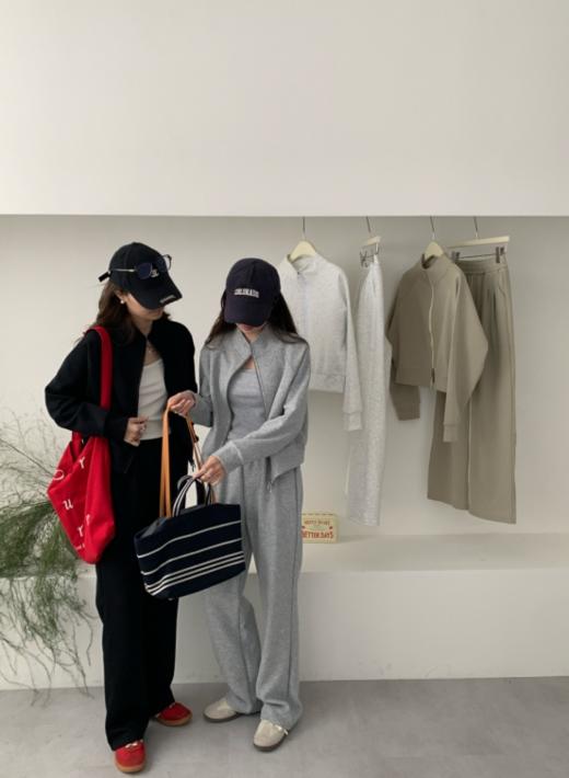 🔥秋天不费力的休闲穿搭👕‼️【菲诺偲休闲立领双开拉链套装】简约大方❗款式简单~颜色干净！ ✅上衣时尚双头拉链， 好穿好搭，上宽下窄的版型，遮肉显瘦 商品图0