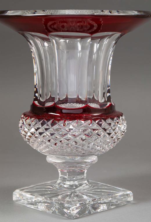 【已售】独角鹿西洋古董法国著名水晶工坊圣路易出品Versaille款美第奇樽造型红色水晶精雕古董花瓶 商品图1