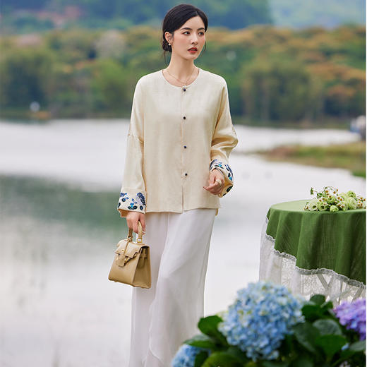 【新中式长袖外套】2025春装新女士复古绣花圆领气质显瘦短款上衣 商品图1