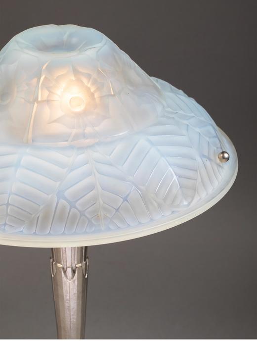 独角鹿西洋古董法国著名灯具品牌Ranc Frères出品装饰艺术风格镀镍青铜灯柱装饰花叶纹乳色灯罩水晶古董台灯艺术摆件 商品图2