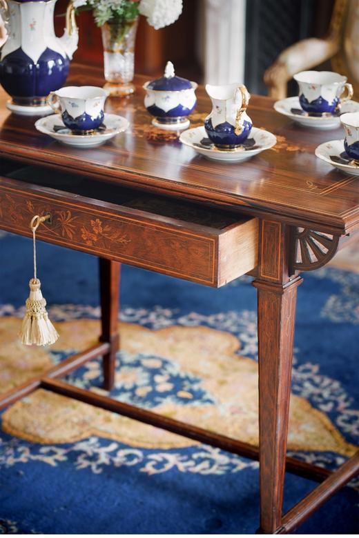 【已售】独角鹿西洋古董法国出品路易十六风格胡桃木精雕装饰自然繁花主题细木镶嵌边桌 商品图1