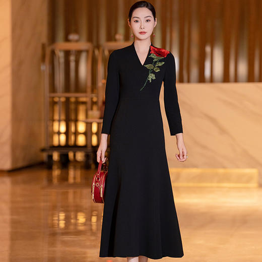 YBY Y513优雅气质明艳红玫瑰刺绣黑色连衣裙 商品图2