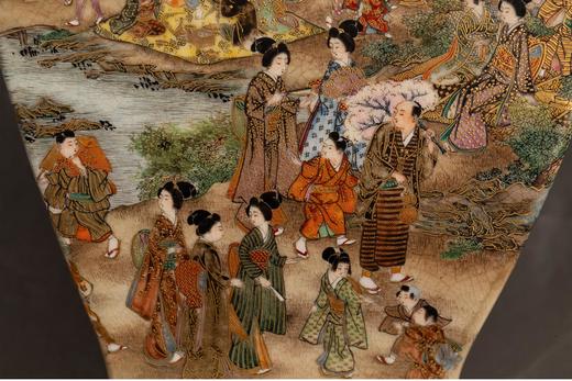 独角鹿西洋古董日本明治时期出品京都陶磁器合資会社岡本亮山款人物游园主题描金彩绘萨摩烧古董花瓶艺术摆件 商品图3