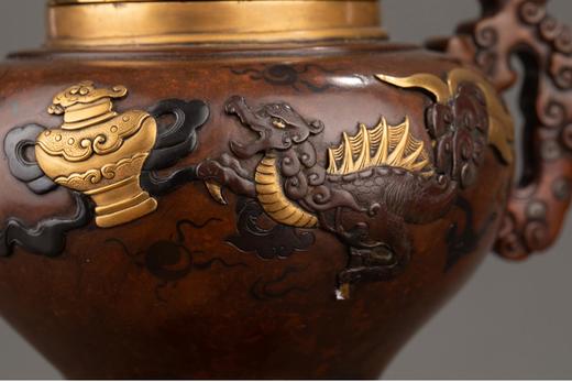日本回流 日本明治时期出品祥云瑞兽主题镀金银精雕装饰麒麟顶盖及盘龙三足底座赤铜香炉一对 商品图5