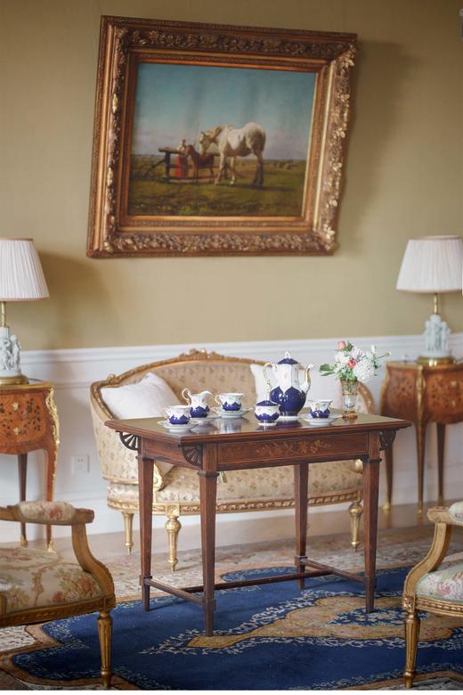 【已售】独角鹿西洋古董法国出品路易十六风格胡桃木精雕装饰自然繁花主题细木镶嵌边桌 商品图0