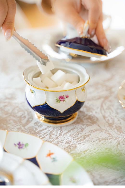 【已售】独角鹿西洋古董德国著名瓷窑梅森Meissen蓝釉描金修饰B-Form款多花竞艳主题五人下午茶瓷器套件古董瓷器 商品图5