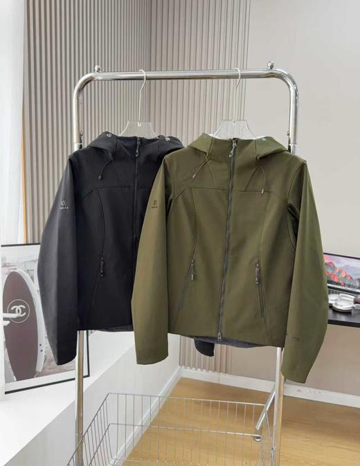 点此购买 凯乐石秋季女士户外活动抗风防泼水轻便耐磨冲锋衣外套 fc 329954 商品图0