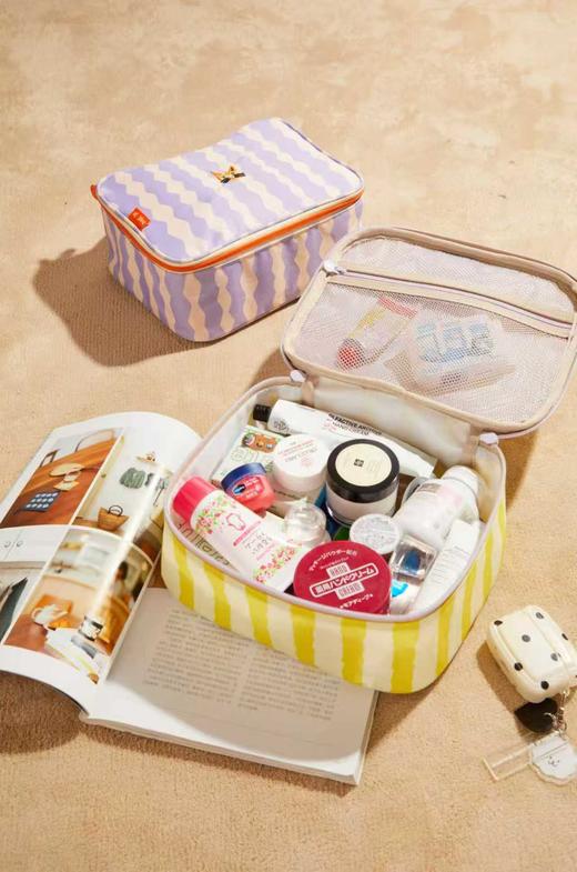 【鱼圈专属】疯抢📢 Hugz 小众设计师系列联名包包大合集，每一款都是艺术品级别！现仅9.9💰起抢艺术品包包，背出百万气场！ 商品图1