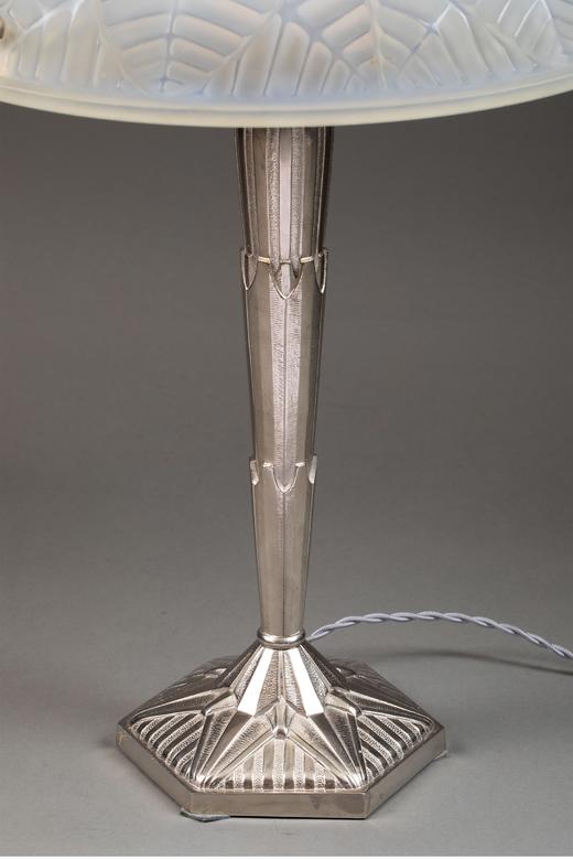 独角鹿西洋古董法国著名灯具品牌Ranc Frères出品装饰艺术风格镀镍青铜灯柱装饰花叶纹乳色灯罩水晶古董台灯艺术摆件 商品图4