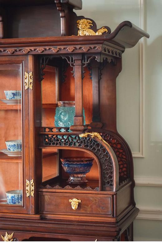 独角鹿西洋古董 法国出品VIARDOT东方风格瑞兽主题铜鎏金精雕装饰卷叶回纹梧桐木精雕多宝阁式展柜 商品图1