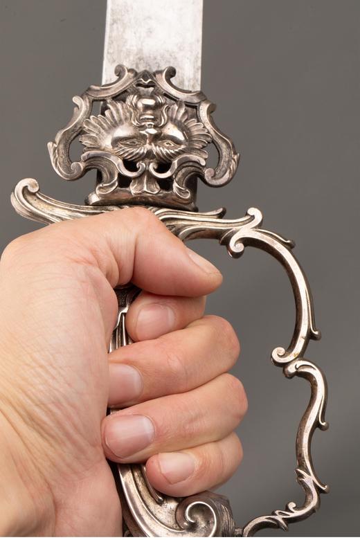 欧洲回流 荷兰出品羊皮纸木芯剑鞘洛可可风格卷叶人面主题纯银精雕刀柄装饰钢制刀刃狩猎弯刀[未开刃] 商品图2