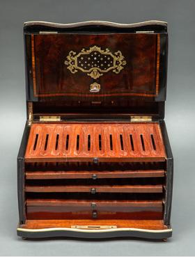 独角鹿西洋古董法国出品卷叶纹手绘描金装饰圆点造型母贝镶嵌红木多层雪茄盒